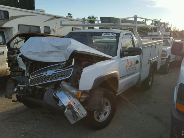 1GBHC24U77E165029 - 2007 CHEVROLET SILVERADO WHITE photo 2