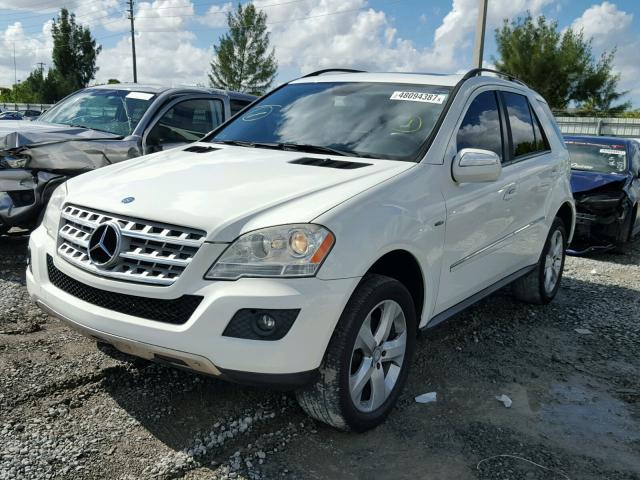 4JGBB25E39A499527 - 2009 MERCEDES-BENZ ML WHITE photo 2