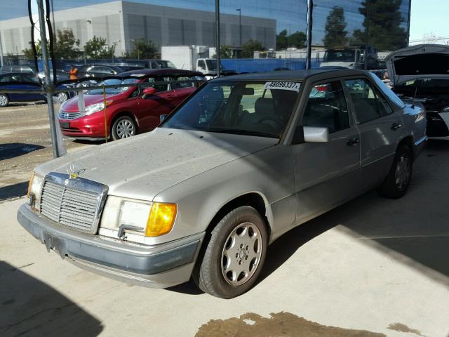 WDBEA32E9PB859033 - 1993 MERCEDES-BENZ 300 E SILVER photo 2