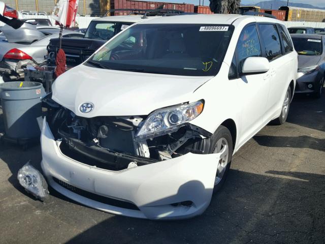 5TDKK3DC2FS609251 - 2015 TOYOTA SIENNA LE WHITE photo 2