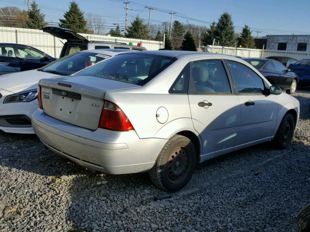 1FAFP34N75W272374 - 2005 FORD FOCUS ZX4 SILVER photo 4