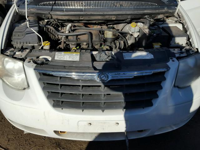 2C4GP44R35R398473 - 2005 CHRYSLER TOWN & COU WHITE photo 7