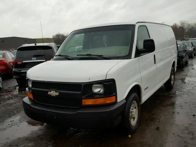 1GCGG25U731237603 - 2003 CHEVROLET EXPRESS G2 WHITE photo 2