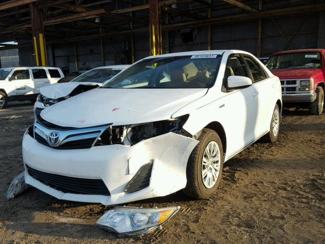 4T1BD1FK3CU040769 - 2012 TOYOTA CAMRY HYBR WHITE photo 2