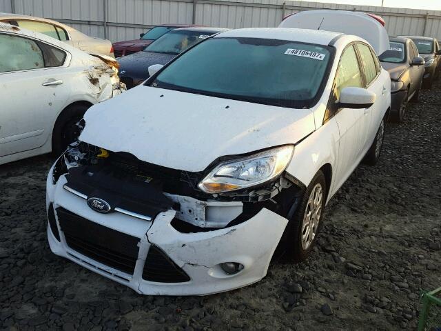 1FAHP3F23CL303050 - 2012 FORD FOCUS SE WHITE photo 2