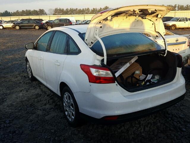 1FAHP3F23CL303050 - 2012 FORD FOCUS SE WHITE photo 3