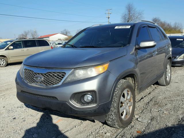 5XYKT3A13BG105878 - 2011 KIA SORENTO BA GRAY photo 2