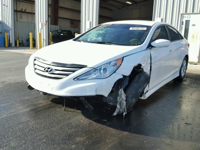 5NPEB4AC4EH875186 - 2014 HYUNDAI SONATA GLS WHITE photo 2