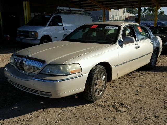 1LNHM83W93Y681394 - 2003 LINCOLN TOWN CAR C CREAM photo 2