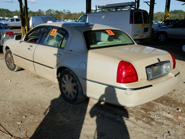 1LNHM83W93Y681394 - 2003 LINCOLN TOWN CAR C CREAM photo 3