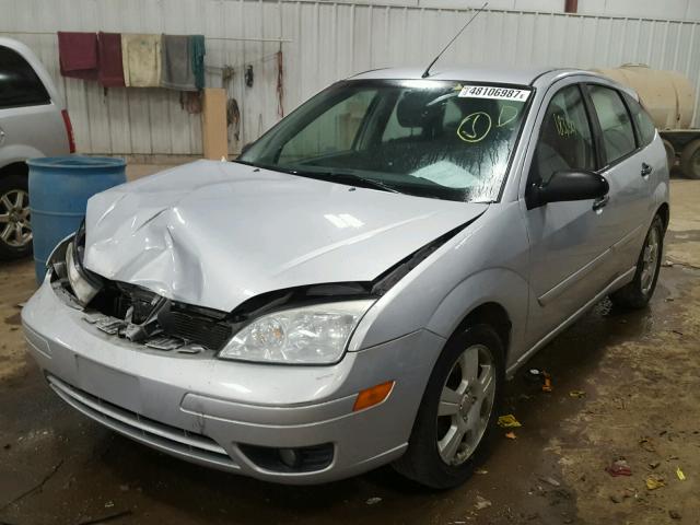 1FAHP37N06W253915 - 2006 FORD FOCUS ZX5 SILVER photo 2