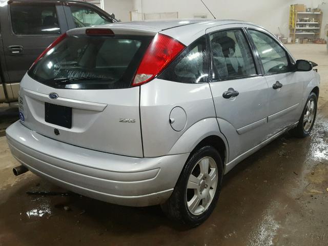 1FAHP37N06W253915 - 2006 FORD FOCUS ZX5 SILVER photo 4