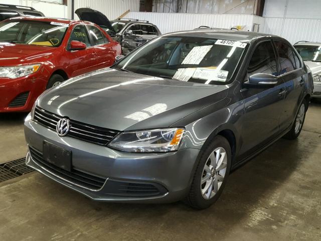 3VWDX7AJ9DM364088 - 2013 VOLKSWAGEN JETTA SE GRAY photo 2