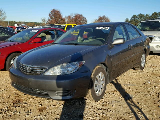 4T1BE30K05U604589 - 2005 TOYOTA CAMRY LE GRAY photo 2