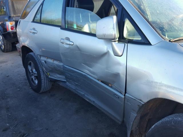 JTJHF10U310233590 - 2001 LEXUS RX 300 SILVER photo 9