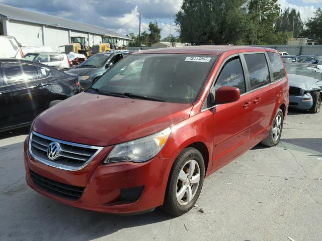 2V8HW34149R554770 - 2009 VOLKSWAGEN ROUTAN SE RED photo 2