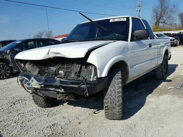 1GCDT19WX28185121 - 2002 CHEVROLET S TRUCK S1 WHITE photo 2