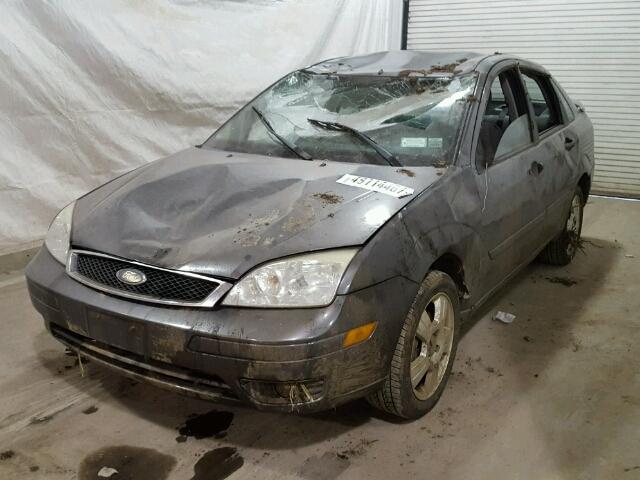 1FAHP34N36W190720 - 2006 FORD FOCUS ZX4 GRAY photo 2