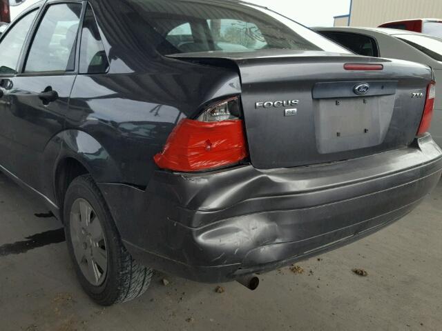 1FAHP34N46W128016 - 2006 FORD FOCUS ZX4 GRAY photo 9