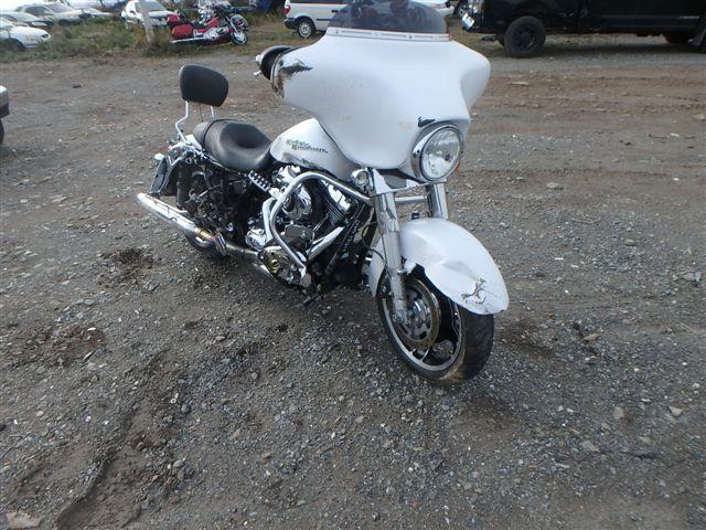 5HD1KB4A3BB650582 - 2011 HARLEY-DAVIDSON FLHX WHITE photo 1