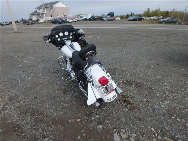 5HD1KB4A3BB650582 - 2011 HARLEY-DAVIDSON FLHX WHITE photo 3