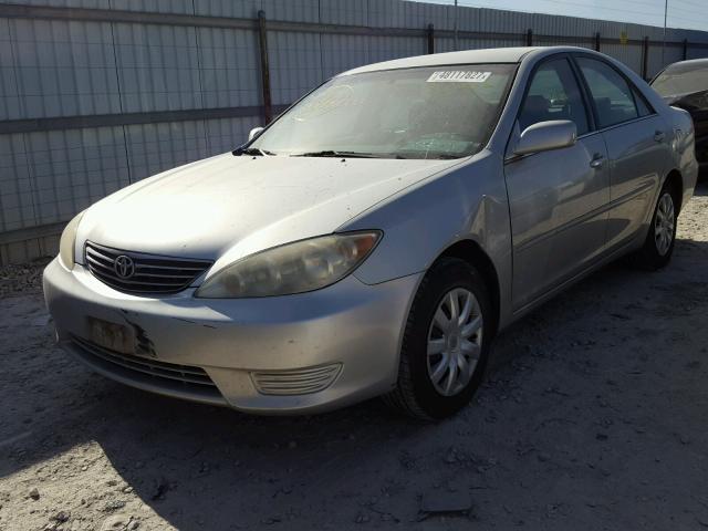 4T1BE30K15U942292 - 2005 TOYOTA CAMRY LE SILVER photo 2