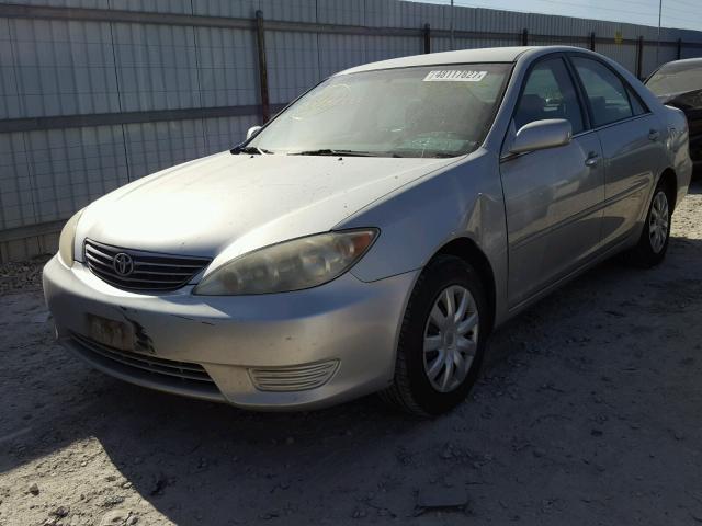 4T1BE30K15U942292 - 2005 TOYOTA CAMRY LE ვერცხლისფერი ფოტო 2