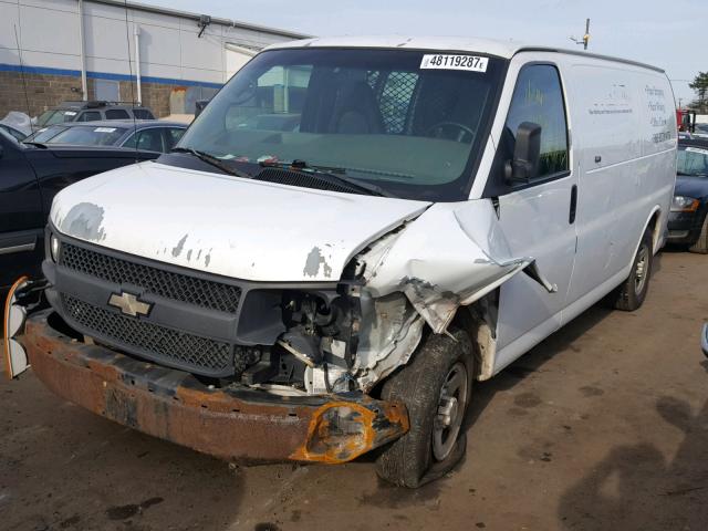 1GCFG15X051212688 - 2005 CHEVROLET EXPRESS G1 WHITE photo 2