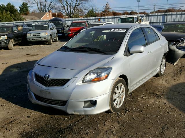 JTDBT903191299147 - 2009 TOYOTA YARIS SILVER photo 2