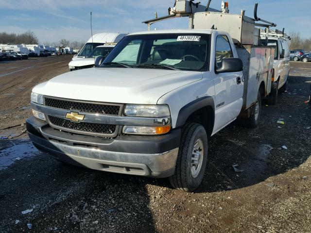 1GBHC24U31E228621 - 2001 CHEVROLET SILVERADO WHITE photo 2