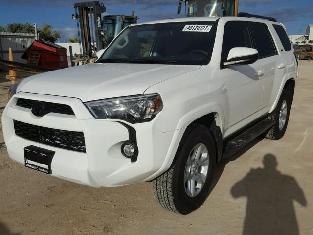 JTEZU5JR8H5160367 - 2017 TOYOTA 4RUNNER SR WHITE photo 2