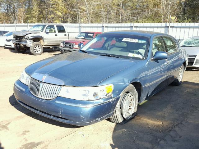 1LNHM82W32Y653333 - 2002 LINCOLN TOWN CAR S BLUE photo 2