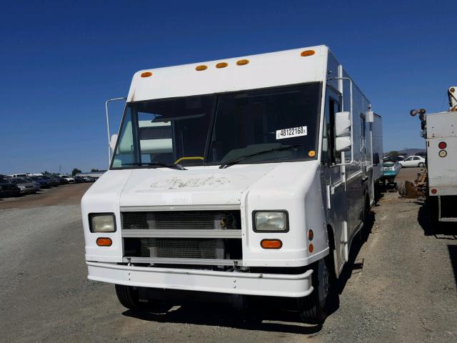 4UZAANBW22CJ66999 - 2002 FREIGHTLINER CHASSIS M WHITE photo 2