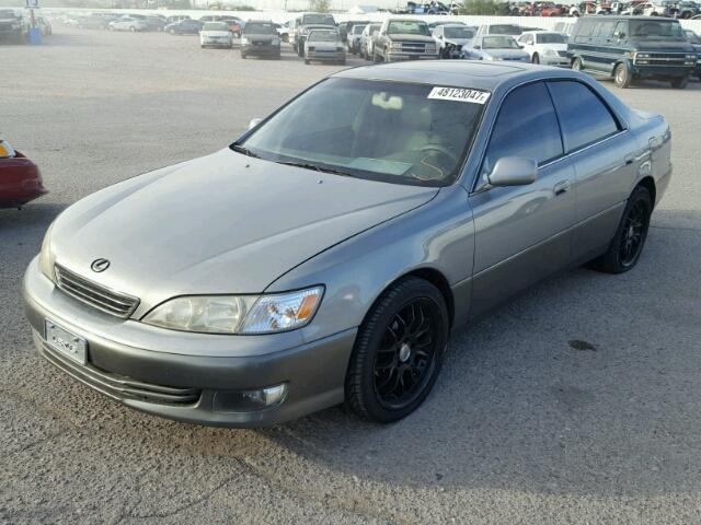 JT8BF28G2Y0263640 - 2000 LEXUS ES 300 GRAY photo 2