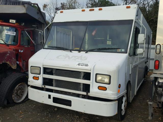 4UZAANBW42CJ67023 - 2002 FREIGHTLINER CHASSIS M WHITE photo 2