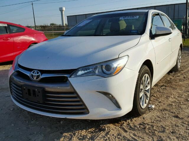 4T1BF1FK6GU186843 - 2016 TOYOTA CAMRY LE WHITE photo 2