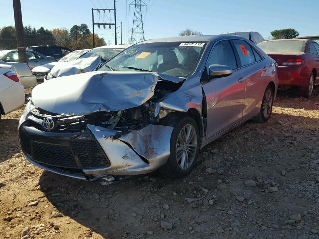 4T1BF1FKXFU018637 - 2015 TOYOTA CAMRY LE ვერცხლისფერი ფოტო 2