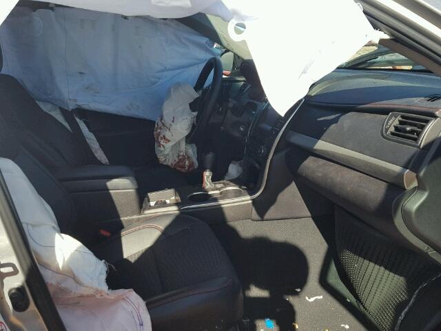 4T1BF1FKXFU018637 - 2015 TOYOTA CAMRY LE ვერცხლისფერი ფოტო 5