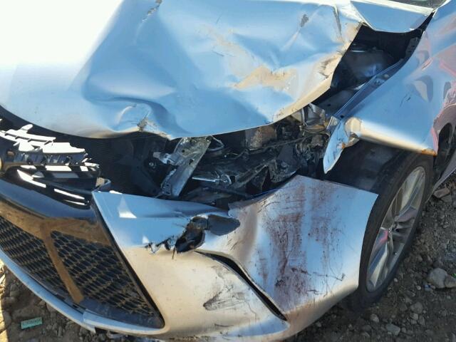 4T1BF1FKXFU018637 - 2015 TOYOTA CAMRY LE ვერცხლისფერი ფოტო 9