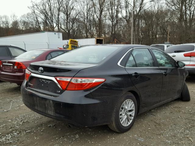 4T1BF1FK1HU720753 - 2017 TOYOTA CAMRY LE შავი ფოტო 4