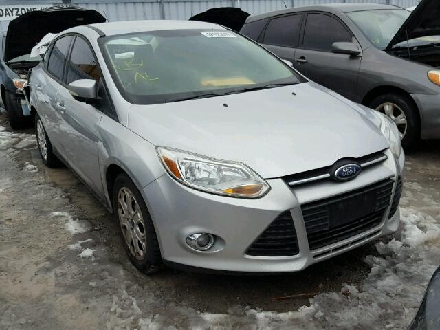 1FAHP3F27CL252894 - 2012 FORD FOCUS SE SILVER photo 1