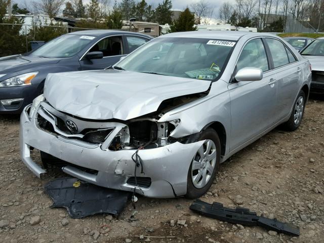 4T1BF3EKXBU671086 - 2011 TOYOTA CAMRY BASE SILVER photo 2