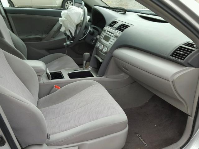 4T1BF3EKXBU671086 - 2011 TOYOTA CAMRY BASE SILVER photo 5