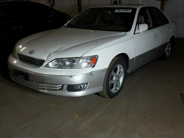 JT8BF28G6Y0256867 - 2000 LEXUS ES 300 WHITE photo 2