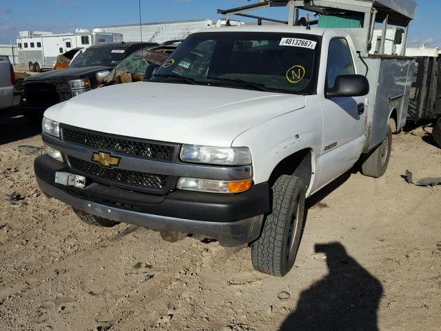 1GBHC24U71E229271 - 2001 CHEVROLET SILVERADO WHITE photo 2