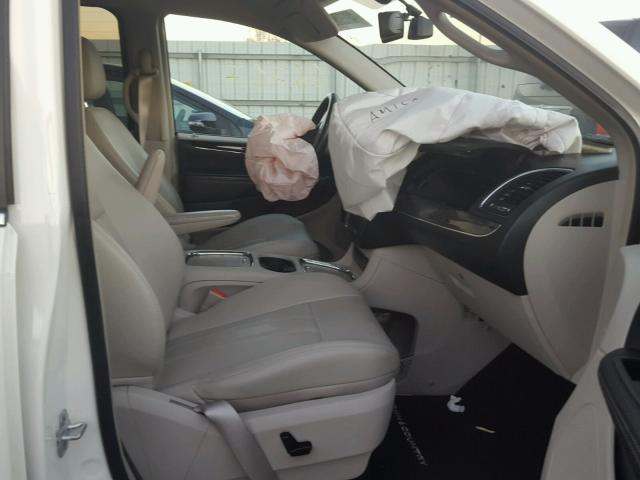 2C4RC1CG0CR413639 - 2012 CHRYSLER TOWN & COU WHITE photo 5