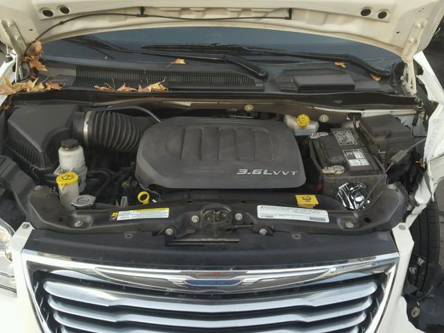 2C4RC1CG0CR413639 - 2012 CHRYSLER TOWN & COU WHITE photo 7