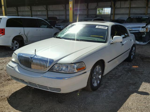 1LNHM83WX4Y672186 - 2004 LINCOLN TOWN CAR U WHITE photo 2