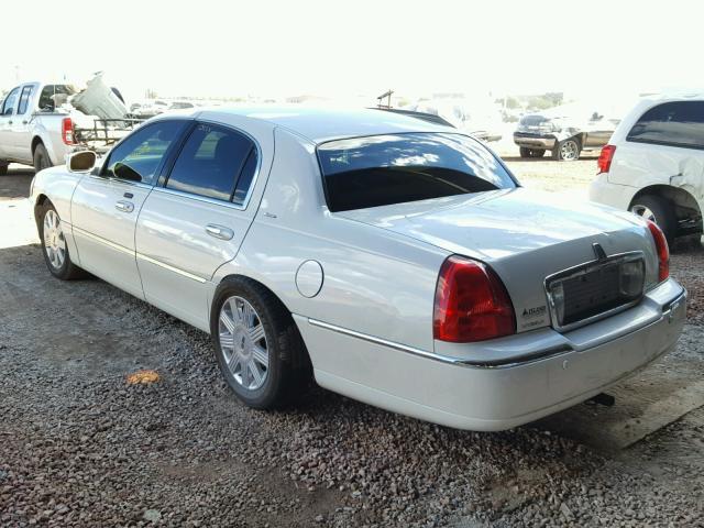 1LNHM83WX4Y672186 - 2004 LINCOLN TOWN CAR U WHITE photo 3