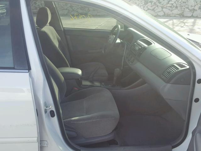 JTDBE32K530187363 - 2003 TOYOTA CAMRY LE თეთრი ფოტო 5